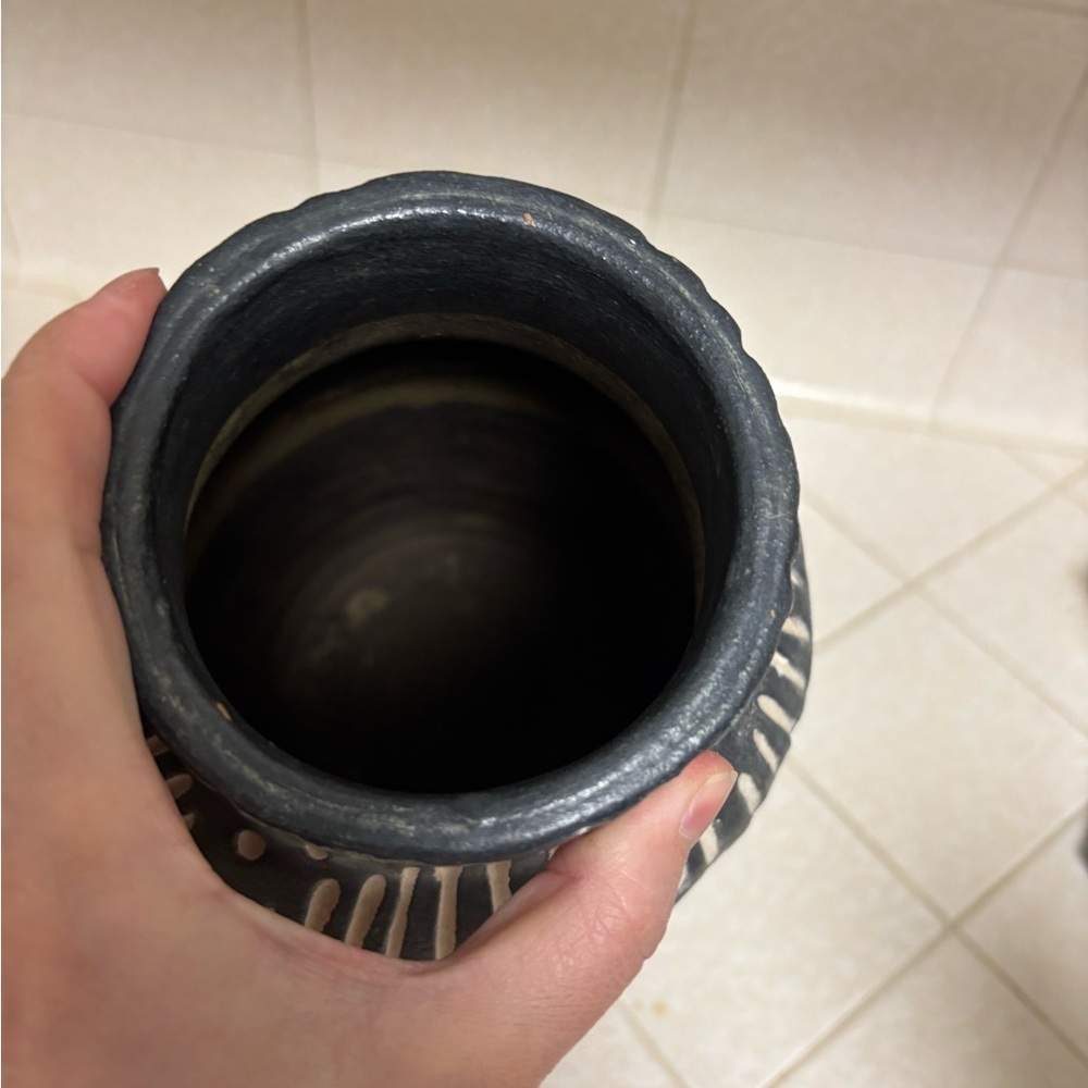 Textured ceramic vase - Picture 3 of 6